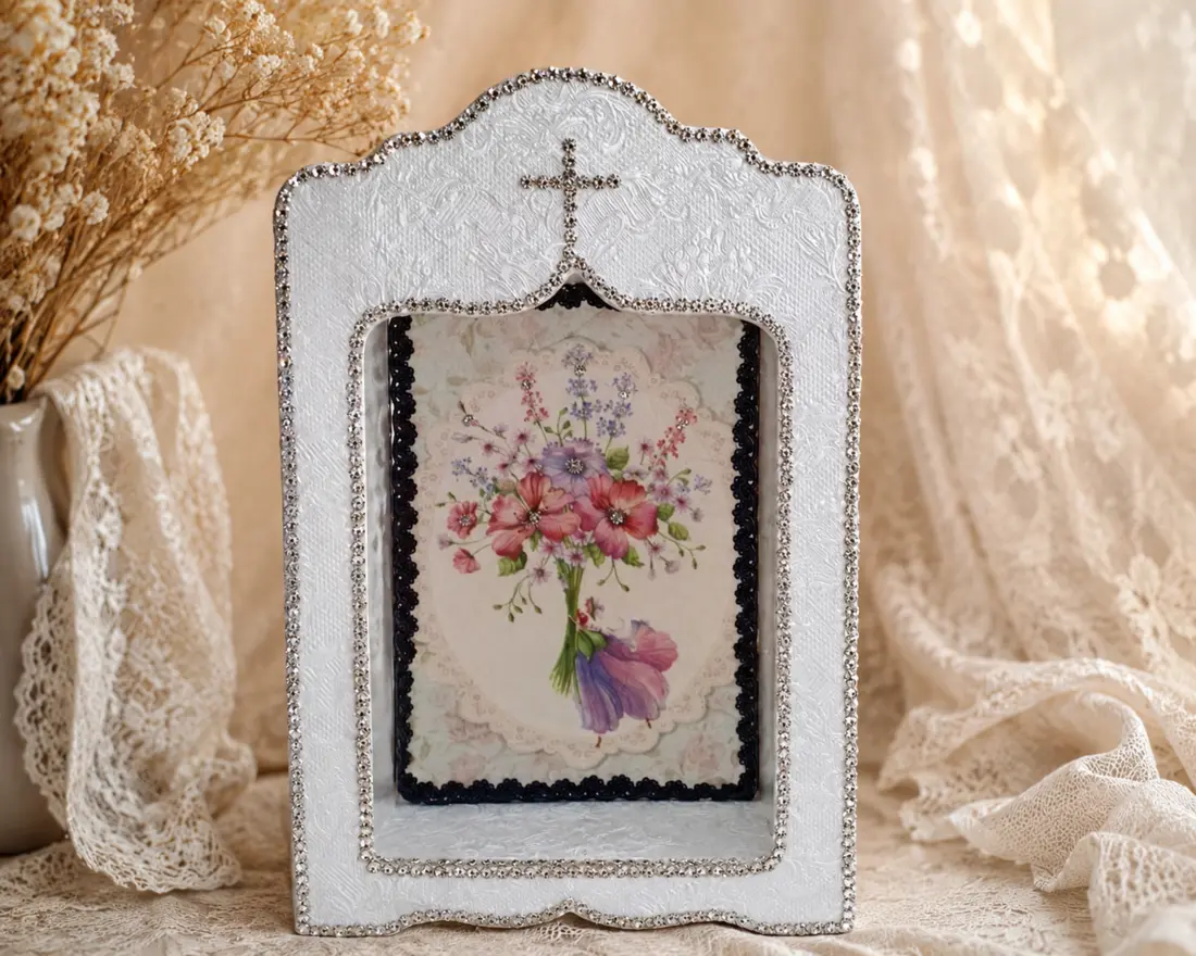 Capelinha branca decorada com flores, renda e detalhes brilhantes