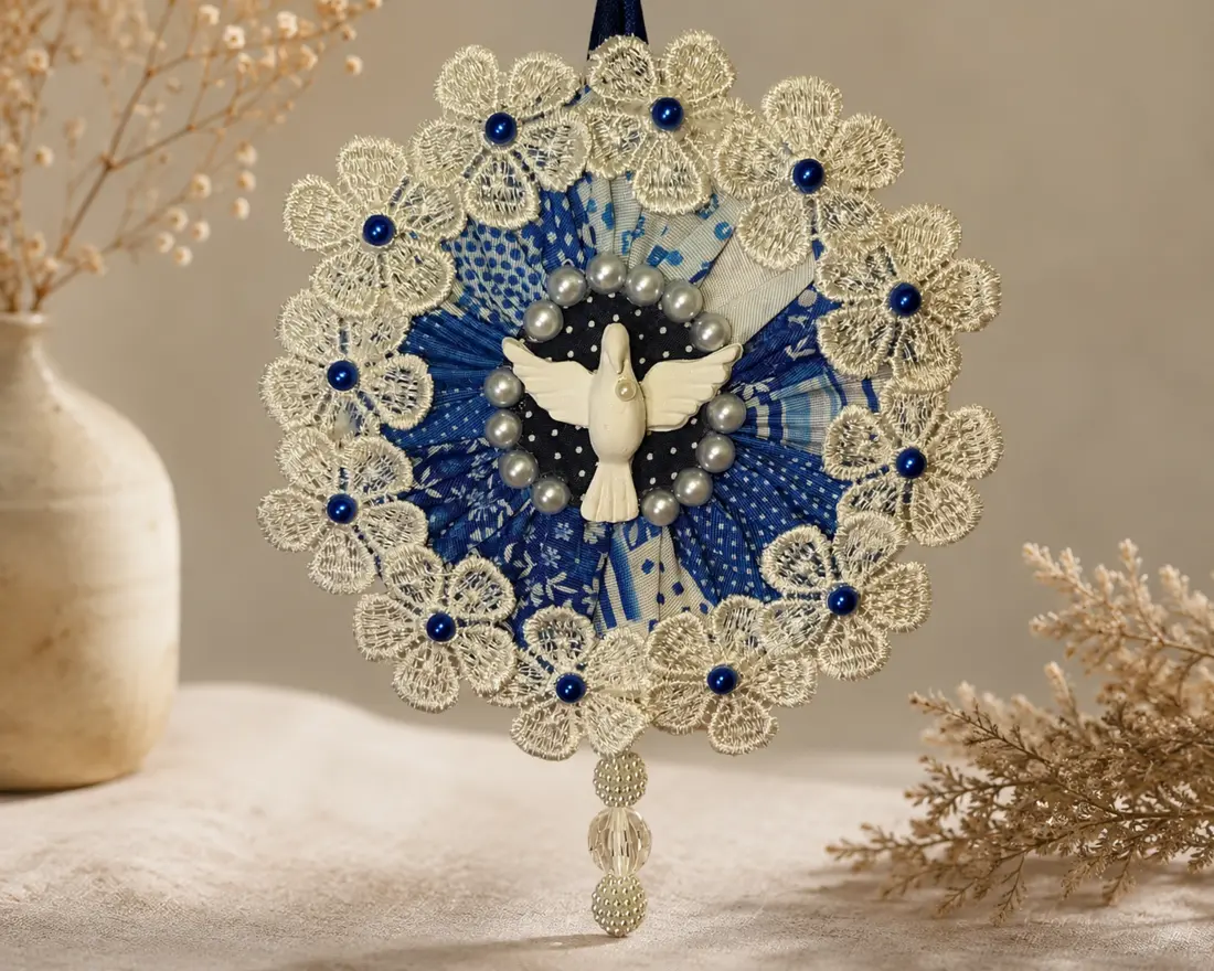 Escapulário artesanal azul com renda, pérolas e detalhes feitos à mão