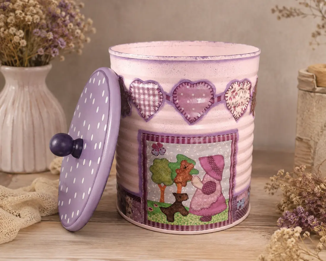 Lata reaproveitada e decorada em tons de rosa e lilás