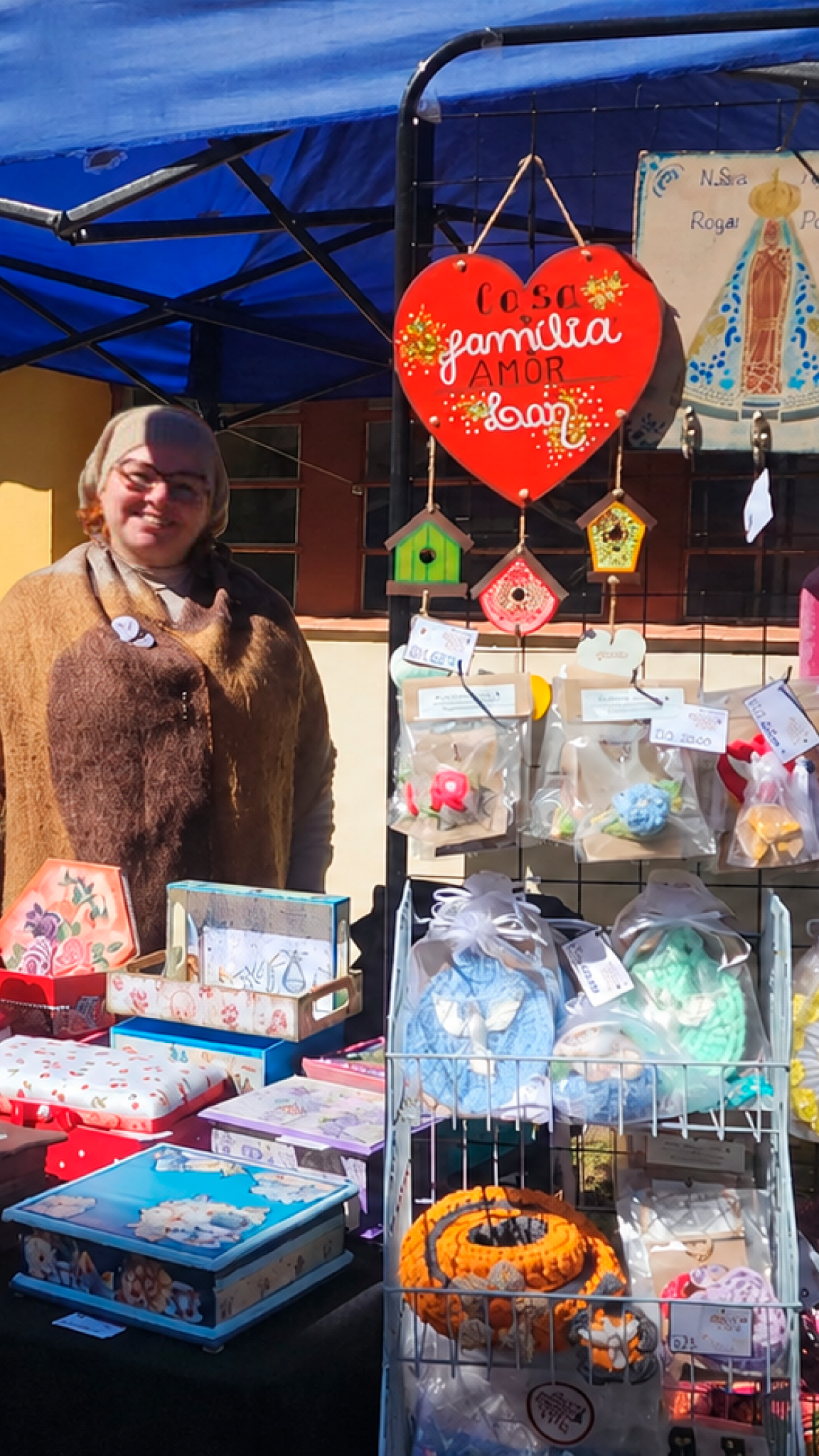 Julici em uma feira com produtos do Ateliê Magia da Arte